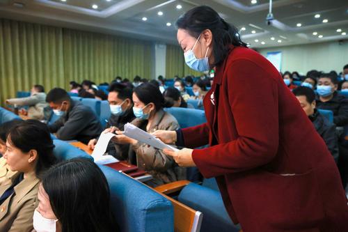 5工作人员发放民主测评表 5工作人员发放民主测评表