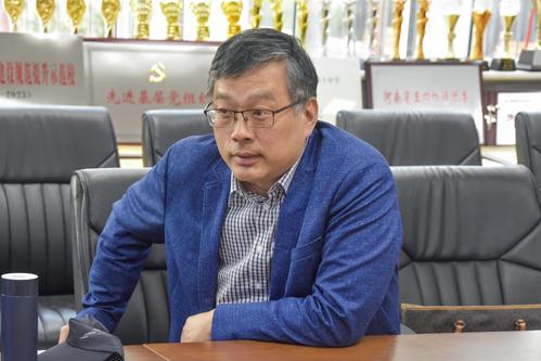 1实训处主任卢广峰介绍工业机器人专业情况 1实训处主任卢广峰介绍工业机器人专业情况