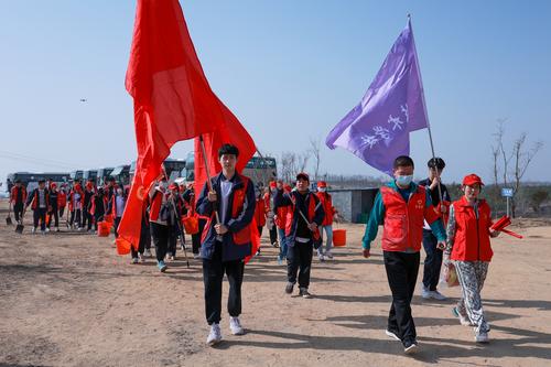 1 志愿者们共赴郑州市全民义务植树基地 1 志愿者们共赴郑州市全民义务植树基地