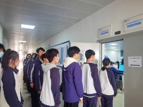 1学生进入考场 1学生进入考场