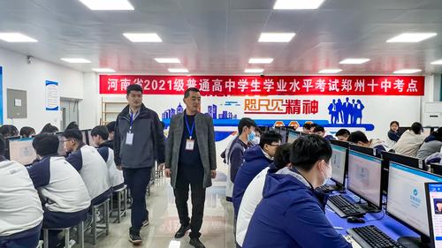 巡考员及考务负责人巡视考场 巡考员及考务负责人巡视考场