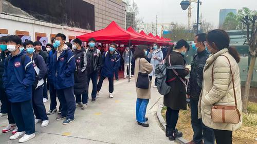 1.考生在班主任老师的组织下有序排队 1.考生在班主任老师的组织下有序排队