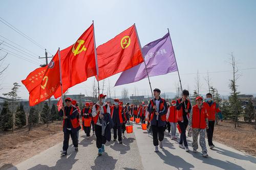 1志愿者来到郑州市本级全民义务植树基地参加志愿服务活动 李鑫乐 摄 1志愿者来到郑州市本级全民义务植树基地参加志愿服务活动 李鑫乐 摄