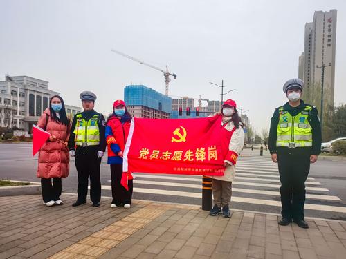 党员志愿者与交警一起开展交通执勤 党员志愿者与交警一起开展交通执勤