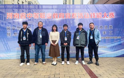 辅导老师和参赛选手合影 辅导老师和参赛选手合影