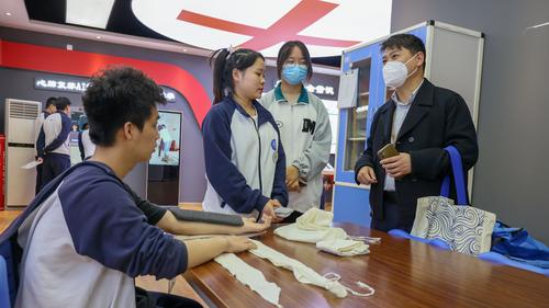 6与红十字会志愿者交流 6与红十字会志愿者交流