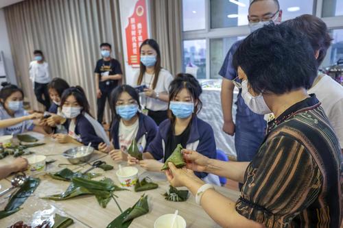 8校长韦艳春和同学们一起包粽子 8校长韦艳春和同学们一起包粽子