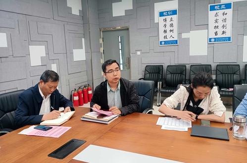 1.教务处副主任李鹏主持会议 1.教务处副主任李鹏主持会议