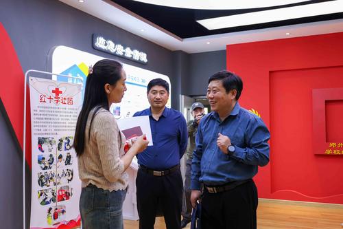 4taptap滚球校团委书记李晓培向客人介绍社团建设情况 4taptap滚球校团委书记李晓培向客人介绍社团建设情况