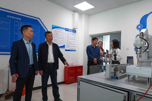7参观工业机器人实训室 7参观工业机器人实训室