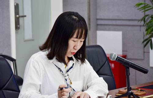 8梁爽主持会议 8梁爽主持会议