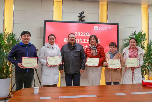 2校党委书记邵元辉为获得校新闻宣传先进个人颁奖,左一为朱开锋 2校党委书记邵元辉为获得校新闻宣传先进个人颁奖,左一为朱开锋