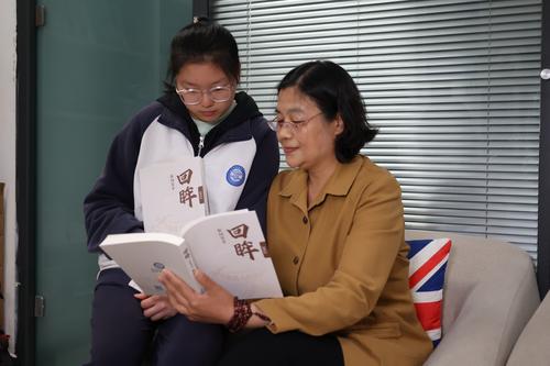 师生翻阅《回眸2022》新闻集萃 师生翻阅《回眸2022》新闻集萃