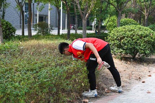 7志愿者学生在校内进行环境治理 7志愿者学生在校内进行环境治理