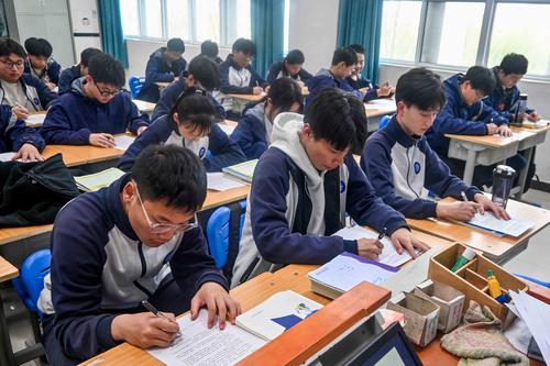 3同学们在《防电信网络诈骗》承诺书上签字 3同学们在《防电信网络诈骗》承诺书上签字