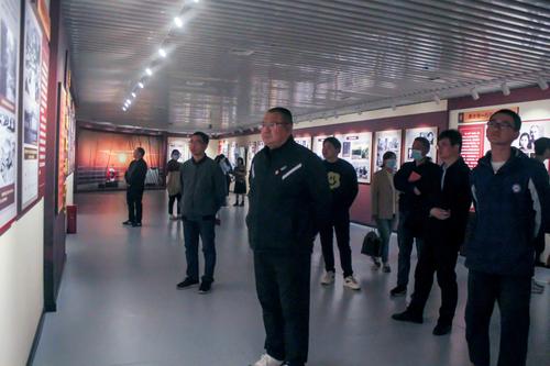 2师生仔细观看展览 2师生仔细观看展览