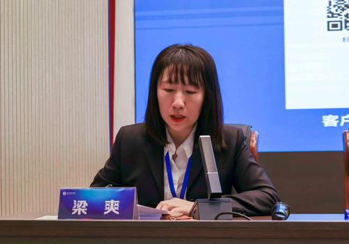 1梁爽主持赛前预备会 1梁爽主持赛前预备会