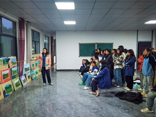 3专业教师王晴云对学生作品进行点评 3专业教师王晴云对学生作品进行点评