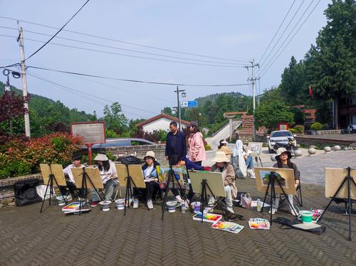 4副校长张继波赴写生基地看望师生 4副校长张继波赴写生基地看望师生