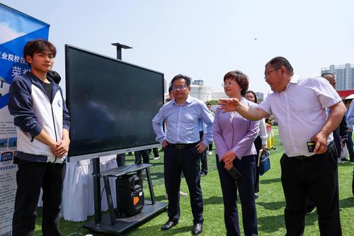 3校党委书记邵元辉向郑州市教育局党组书记、局长王丽娟汇报学校展位展示情况 3校党委书记邵元辉向郑州市教育局党组书记、局长王丽娟汇报学校展位展示情况