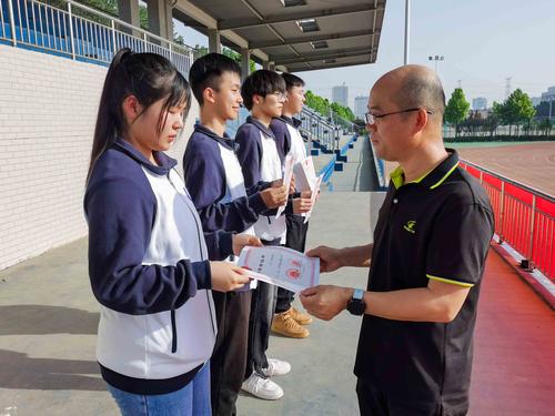 1副校长王宏亮为获得国家奖学金的同学颁奖 1副校长王宏亮为获得国家奖学金的同学颁奖