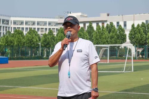 3体育老师杨旭光老师宣读比赛规则 3体育老师杨旭光老师宣读比赛规则