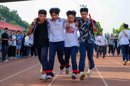 5进行四人五足接力比赛 5进行四人五足接力比赛