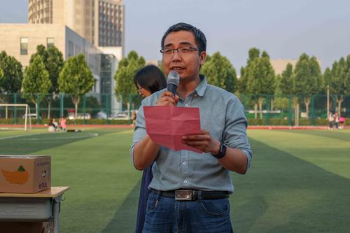 6教务处副主任李鹏宣读比赛结果 6教务处副主任李鹏宣读比赛结果