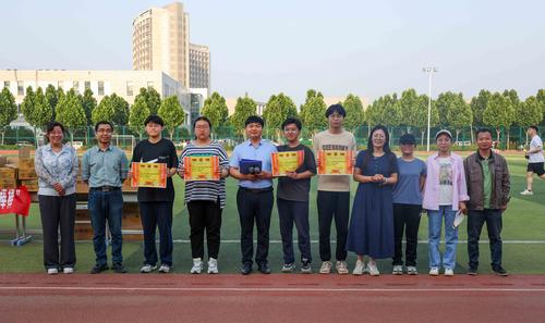 8二等奖班级代表合影留念 8二等奖班级代表合影留念