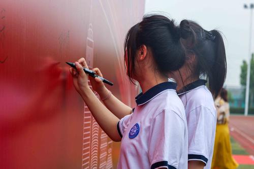 11同学们在签名墙上签字 11同学们在签名墙上签字