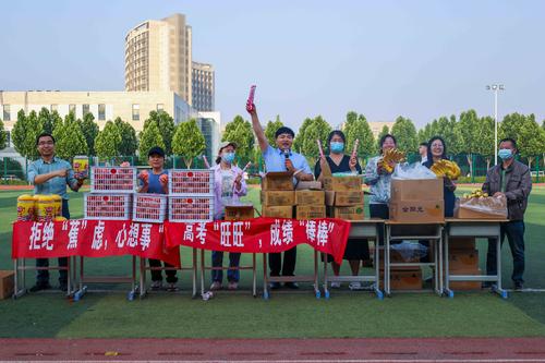 1班主任老师为同学们精心准备大礼包 1班主任老师为同学们精心准备大礼包