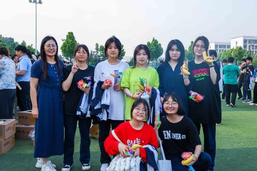 6与班主任合影 6与班主任合影