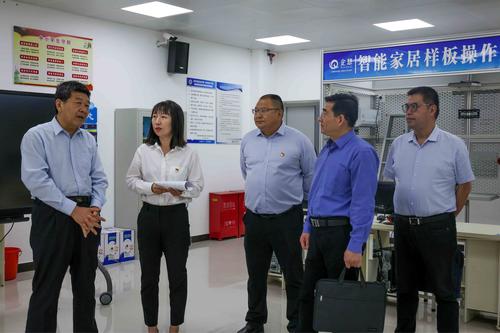 3专家组参观实训室 3专家组参观实训室