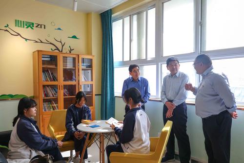 4专家组与社团学生亲切交流 4专家组与社团学生亲切交流