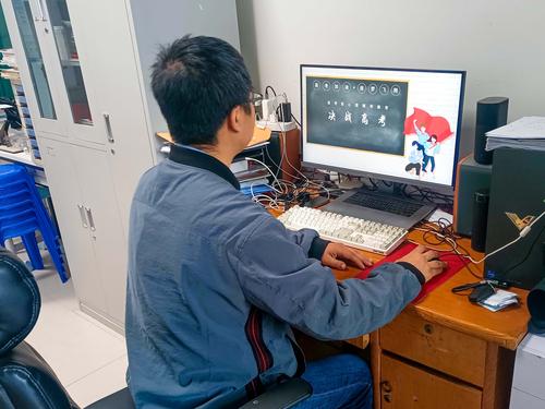 1.教务处副主任李鹏在进行高考前诚信教育和心理辅导 1.教务处副主任李鹏在进行高考前诚信教育和心理辅导