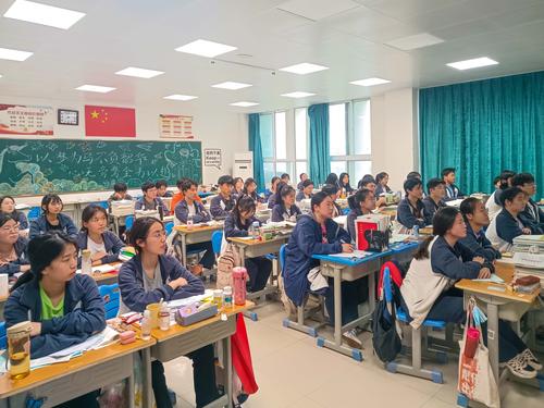 3.同学们在认真观看诚信教育和心理辅导直播 3.同学们在认真观看诚信教育和心理辅导直播