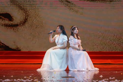 8.女声二重唱《是妈妈是女儿》 8.女声二重唱《是妈妈是女儿》