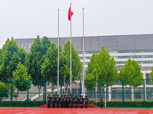 1.校国旗护卫队在执行升旗任务 1.校国旗护卫队在执行升旗任务
