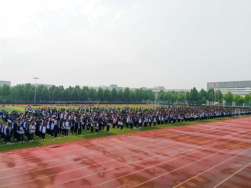 3.全校学生参加升旗仪式 3.全校学生参加升旗仪式