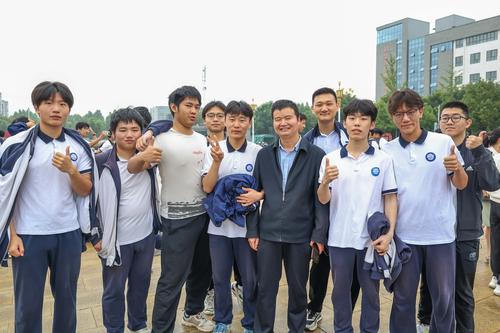 2.同学与老师合影 2.同学与老师合影