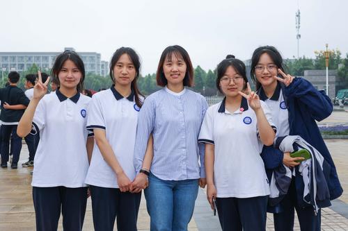 3,同学与老师合影(2) 3,同学与老师合影(2)