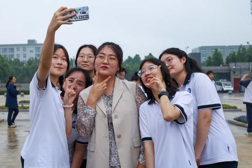 4.老师与同学合影(3) 4.老师与同学合影(3)