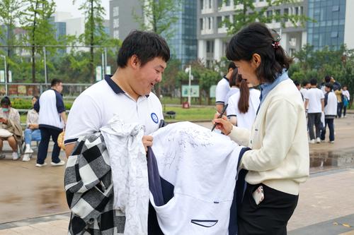 6.在校服上签字留念 6.在校服上签字留念
