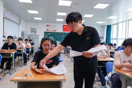 2.分发答题卡 2.分发答题卡