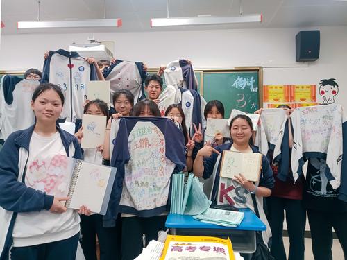 3同学们在展示王昭茜同学绘制的Q版头像 3同学们在展示王昭茜同学绘制的Q版头像