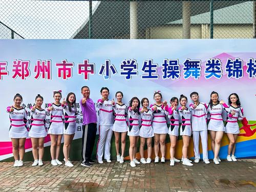 2.辅导员与选手合影留念 2.辅导员与选手合影留念