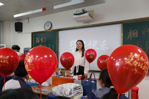 1.老师进行最后的叮嘱 1.老师进行最后的叮嘱