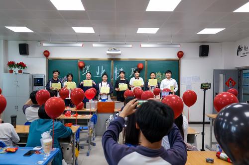 5.给班干部、课代表发放聘书 5.给班干部、课代表发放聘书