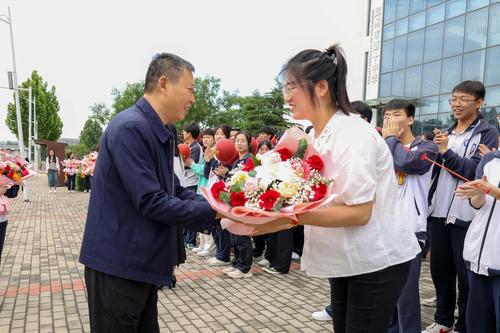 7.副校长张继波给老师赠送鲜花 7.副校长张继波给老师赠送鲜花