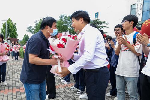 8.副校长郑棣给老师赠送鲜花 8.副校长郑棣给老师赠送鲜花